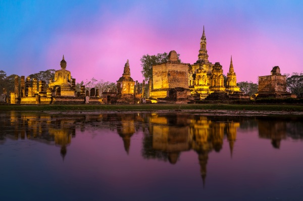 Sumber Foto : https://www.pexels.com/photo/reflection-of-temple-248082/